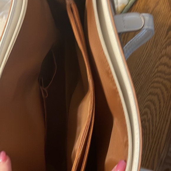 Bueno white purse in excellent condition never been used - Picture 4 of 8